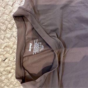 SKIMS Fits Everybody Long Sleeve T-Shirt